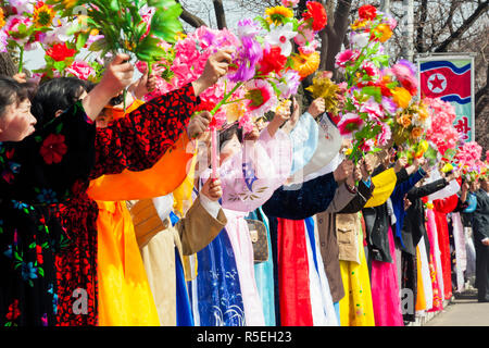 Die Demokratische Volksrepublik Korea (DVRK), Nordkorea, Pjöngjang, Frauen in traditioneller Kleidung während der Straße Feiern zum 100-jährigen Jubiläum der Geburt des Präsidenten Kim Il Sung, 15. April 2012 Stockfoto