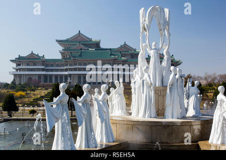 Demokratischen Völker Volksrepublik Korea (DVRK), Nordkorea, Pjöngjang, Mansudae Arts Theatre und Brunnen Stockfoto