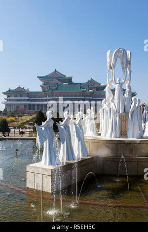 Demokratischen Völker Volksrepublik Korea (DVRK), Nordkorea, Pjöngjang, Mansudae Arts Theatre und Brunnen Stockfoto