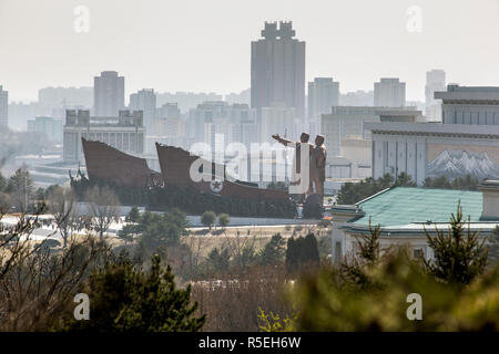 Grand mansudae Monument, Statuen von ehemaligen Präsidenten Kim Jong-IL-Sung und Kim Jong Il, mansudae Montagehalle auf Mansu Hill, Pyongyang, North Korea, der Demokratischen Volksrepublik Korea Stockfoto