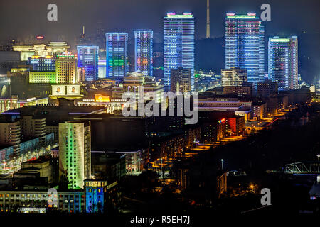 Pjöngjang, neue, moderne Gebäude im Zentrum von Pjöngjang farbenfroh beleuchtet bei Nacht Stockfoto