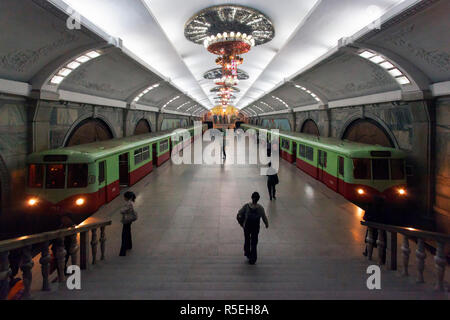 Die Demokratische Volksrepublik Korea (DVRK), Nordkorea, Pjöngjang, Punhung Bahnhof, einem der vielen 100 Meter tiefen U-Bahn Stationen in Pjöngjang U-Bahn Netz Stockfoto