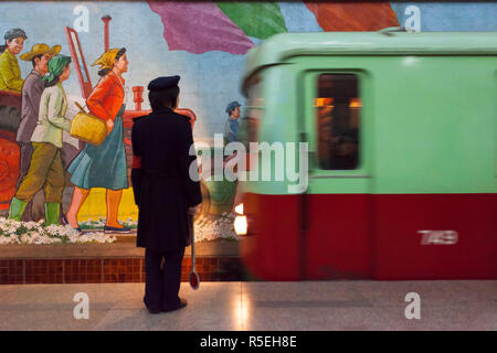 Die Demokratische Volksrepublik Korea (DVRK), Nordkorea, Pjöngjang, Punhung Bahnhof, einem der vielen 100 Meter tiefen U-Bahn Stationen in Pjöngjang U-Bahn Netz Stockfoto