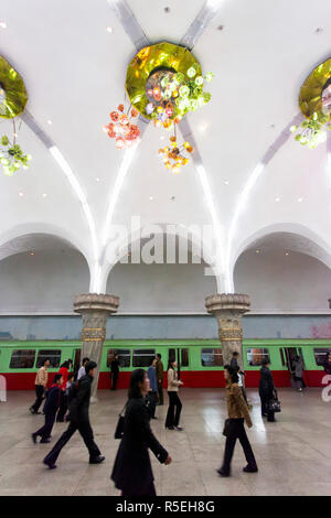 Die Demokratische Volksrepublik Korea (DVRK), Nordkorea, Pjöngjang, einer der vielen 100 Meter tiefen U-Bahn Stationen in Pjöngjang U-Bahn Netz Stockfoto