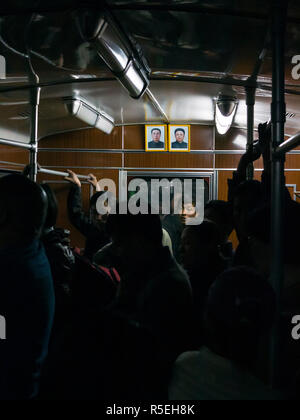 Die Demokratische Volksrepublik Korea (DVRK), Nordkorea, Pjöngjang, einer der vielen 100 Meter tiefen U-Bahn Stationen in Pjöngjang U-Bahn Netz Stockfoto