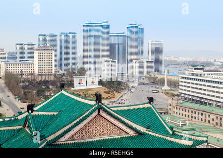 Die Demokratische Volksrepublik Korea (DVRK), Nordkorea, Pjöngjang, erhöhte Blick über die Skyline der Stadt, moderne Apartment Gebäude und traditionelle Dächer Stockfoto