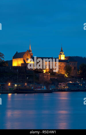 Die Akershus Festung beleuchtet in der Dämmerung, Oslo, Norwegen Stockfoto