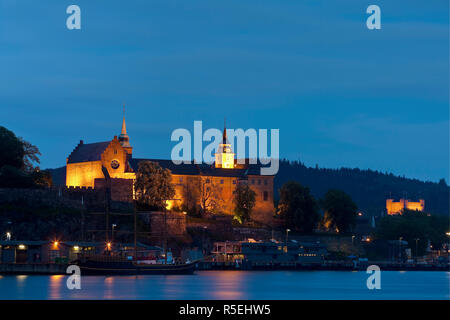 Die Akershus Festung beleuchtet in der Dämmerung, Oslo, Norwegen Stockfoto
