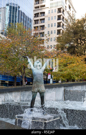 CHARLOTTE, NC - November 25, 2016: Nahaufnahme von einem Brunnen Skulptur in Wells Fargo Plaza in Uptown Charlotte, North Carolina. Stockfoto