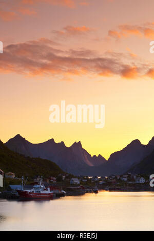 24.00 Uhr Sonnenuntergang über dem malerischen Fischerdorf Reine, Reine, Moskenesoy, Lofoten, Nordland, Norwegen Stockfoto