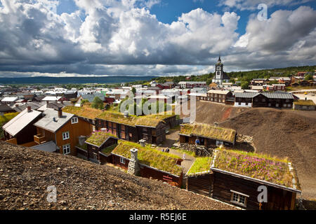 Erhöhte Blick über die historische Bergbaustadt Roros, Roros, Sor-Trondelag County, Gauldal Bezirk, Norwegen Stockfoto