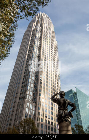 CHARLOTTE, NC - November 25, 2016: Blick auf die Bank of America Corporate Center auf dem Platz in Uptown Charlotte, North Carolina. Stockfoto