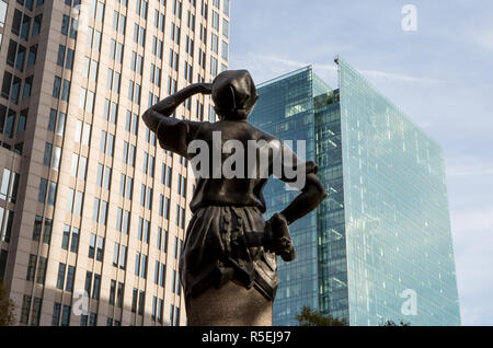 CHARLOTTE, NC - November 25, 2016: Nahaufnahme einer Skulptur auf dem Platz in Uptown Charlotte mit Bank Gebäude im Hintergrund. Stockfoto