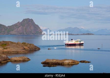 Die MS Trollfjord verlässt den Hafen von Svolvaer, Austvagsoya, Lofoten, Nordland, Norwegen Stockfoto