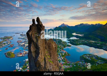 Kletterer Skala der berühmte SvolvÃ ¦ rgeita, Leknes, Lofoten, Nordland, Norwegen Stockfoto