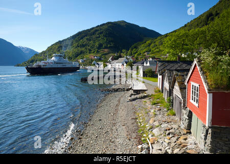 Das malerische Dorf Utne eingebettet in eine kleine Bucht in der idyllischen Hardangerfjord, Norwegen Stockfoto
