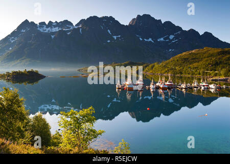 Fischerboote in Fjord, Austnesfjorden, Vagan, Lofoten, Nordland, Norwegen Stockfoto