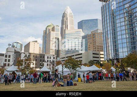 CHARLOTTE, NC - November 25, 2016: Menschen versammeln sich ein warnen Tag in Romare Bearden Park in Uptown Charlotte, North Carolina zu genießen. Stockfoto