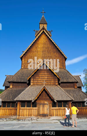 Junges Paar nehmen in der beeindruckenden Fassade von Heddal Stabkirche Norwegens größte hölzerne Stavekirke, Notodden, Norwegen Stockfoto