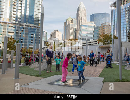 CHARLOTTE, NC - November 25, 2016: Junge Familien spielen in Romare Bearden Park in Uptown Charlotte, North Carolina. Stockfoto