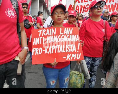 Manila, Philippinen. 30 Nov, 2018. Mitglieder in verschiedenen militanten Gruppen versammelten Bonifacio Tag durch die Durchführung einer Proteste gegen Duterte die Administration zu feiern. Die Demonstranten brachten zusammen mit Ihnen Bildnisse von Präsident Rodrigo Duterte der chinesische Präsident Xi Jinping und US-Präsident Donald Trump, in der Sie während der Höhepunkt ihres Rally brennen. Credit: Sherbien Dacalanio/Pacific Press/Alamy leben Nachrichten Stockfoto