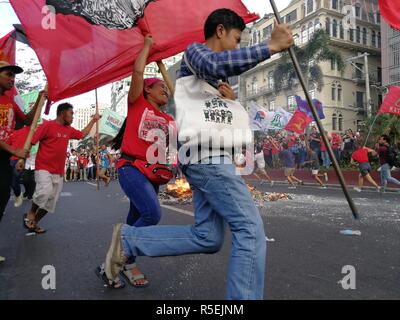 Manila, Philippinen. 30 Nov, 2018. Mitglieder in verschiedenen militanten Gruppen versammelten Bonifacio Tag durch die Durchführung einer Proteste gegen Duterte die Administration zu feiern. Die Demonstranten brachten zusammen mit Ihnen Bildnisse von Präsident Rodrigo Duterte der chinesische Präsident Xi Jinping und US-Präsident Donald Trump, in der Sie während der Höhepunkt ihres Rally brennen. Credit: Sherbien Dacalanio/Pacific Press/Alamy leben Nachrichten Stockfoto