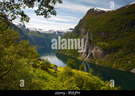 Alte Hof & die Sieben Schwestern Wasserfall aufgegeben, Geiranger Fjord, Geiranger, Mehr og Romsdal, Norwegen Stockfoto