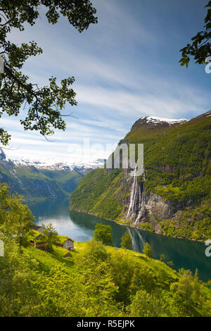 Alte Hof & die Sieben Schwestern Wasserfall aufgegeben, Geiranger Fjord, Geiranger, Mehr og Romsdal, Norwegen Stockfoto
