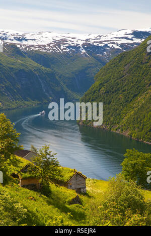 Alte Hof & die Sieben Schwestern Wasserfall aufgegeben, Geiranger Fjord, Geiranger, Mehr og Romsdal, Norwegen Stockfoto