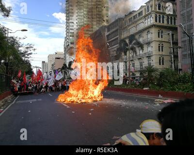 Manila, Philippinen. 30 Nov, 2018. Mitglieder in verschiedenen militanten Gruppen versammelten Bonifacio Tag durch die Durchführung einer Proteste gegen Duterte die Administration zu feiern. Die Demonstranten brachten zusammen mit Ihnen Bildnisse von Präsident Rodrigo Duterte der chinesische Präsident Xi Jinping und US-Präsident Donald Trump, in der Sie während der Höhepunkt ihres Rally brennen. Credit: Sherbien Dacalanio/Pacific Press/Alamy leben Nachrichten Stockfoto