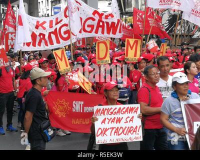 Manila, Philippinen. 30 Nov, 2018. Mitglieder in verschiedenen militanten Gruppen versammelten Bonifacio Tag durch die Durchführung einer Proteste gegen Duterte die Administration zu feiern. Die Demonstranten brachten zusammen mit Ihnen Bildnisse von Präsident Rodrigo Duterte der chinesische Präsident Xi Jinping und US-Präsident Donald Trump, in der Sie während der Höhepunkt ihres Rally brennen. Credit: Sherbien Dacalanio/Pacific Press/Alamy leben Nachrichten Stockfoto