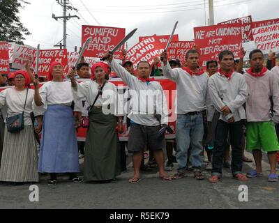 Manila, Philippinen. 30 Nov, 2018. Mitglieder in verschiedenen militanten Gruppen versammelten Bonifacio Tag durch die Durchführung einer Proteste gegen Duterte die Administration zu feiern. Die Demonstranten brachten zusammen mit Ihnen Bildnisse von Präsident Rodrigo Duterte der chinesische Präsident Xi Jinping und US-Präsident Donald Trump, in der Sie während der Höhepunkt ihres Rally brennen. Credit: Sherbien Dacalanio/Pacific Press/Alamy leben Nachrichten Stockfoto