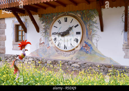 Uhr auf der Fassade eines Hauses Stockfoto