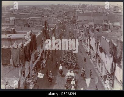 Lord Curzon Besuch in Peshawar City von W.D. Holmes in [sic] seine 12 x 15 Focal-plane-Kamera mit Ross objektiv. Einer der Besten seiner Bemühungen. Ein Blick vom Dach eines Gebäudes entlang der Straße, mit der viceregal Schlitten in der Mitte Distanz, mit einem militärischen Eskorte. Holmes Collection: Verschiedene Ansichten in der Nordwestlichen Grenzprovinz und Kaschmir von Randolph Bezzant Holmes & Co.C. 1900. Foto. Quelle: Foto 627 / (47). Thema: Holmes, William (James) Dacia. Stockfoto