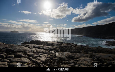 Einen atemberaubenden Blick auf die felsige Küste Bereich der Torndirrup National Park in der Nähe von Albany, Australien. Stockfoto