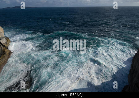 Riesige Wellen von klarem Wasser Absturz in die berühmte Lücke im Torndirrup National Park in der Nähe von Albany, Western Australia. Stockfoto