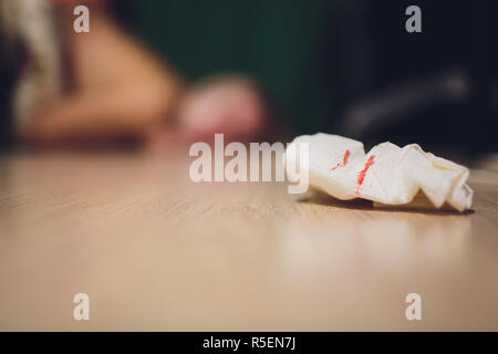 Blut der Frau mit der Periode, die Periode der Frau, Menstruationsblut über gesundheitspolizeiliche Pad- und Holz- Hintergrund Stockfoto