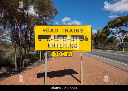 Ein Lastzug, Warnschild in ländlichen Western Australia. Stockfoto