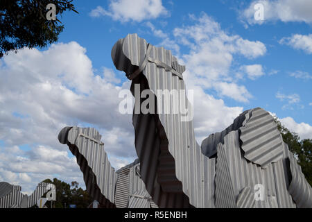 Eine Reihe von corrogated Metall camerls Im Kreisverkehr Rotary in der kleinen Stadt von Norseman im Wester Australien. Stockfoto