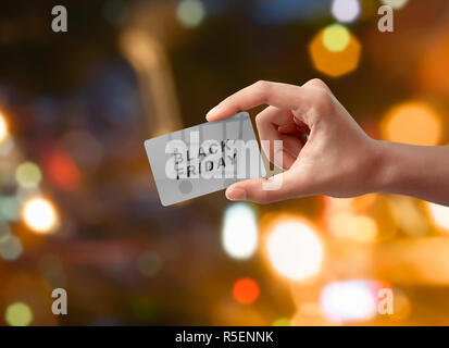 Hand Schwarz Durchführung Freitag Nachricht mit Warenkorb Hintergrund Stockfoto