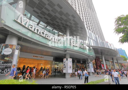 Menschen besuchen Mandarin Gallery Shopping Mall in der Orchard Road in Singapur. Stockfoto