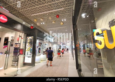 Menschen besuchen Mandarin Gallery Shopping Mall in der Orchard Road in Singapur. Stockfoto