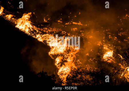 Wildfire Flammen brennen Hang Bürste in der Nacht mit dramatischen Formen und Farbe in der Kalifornischen Woolsey Feuer Stockfoto