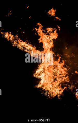 Wildfire Flammen brennen Hang Bürste in der Nacht mit dramatischen Formen und Farbe in der Kalifornischen Woolsey Feuer Stockfoto