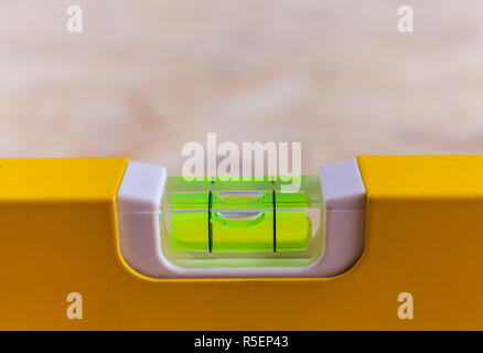 Nahaufnahme Foto einer Nivellierung Werkzeug Wasserwaage verwendet wird. Stock Bild Stockfoto