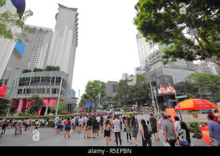 Menschen besuchen Einkaufsstraße Orchard Road in Singapur. Stockfoto