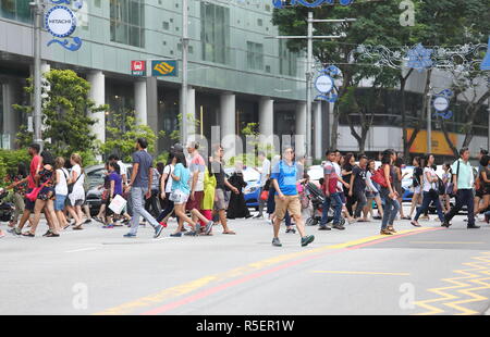 Menschen Cross Street in der Orchard Road in Singapur. Stockfoto