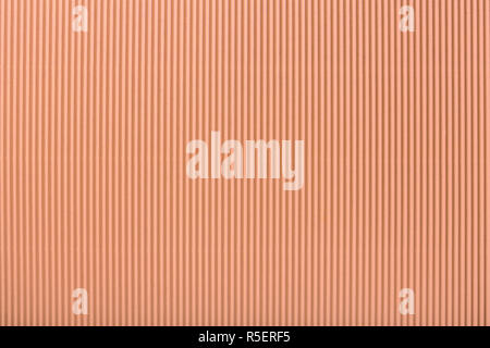 Textur von Wellpappe Licht coral Papier, Makro. Gestreifte Muster von rosa Karton, Hintergrund, Nahaufnahme. Stockfoto