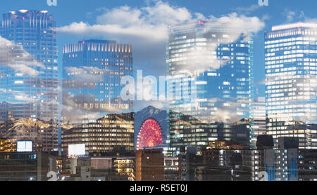 Double Exposure modernen Gebäuden und Natur Landschaft, Berge mit blauem Himmel und weißen Wolken Stockfoto