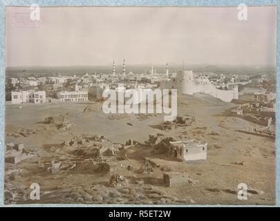 Die Stadt Medina. Album von "Ansichten von Mekka und Medina". Von den Fotografen Veröffentlicht: Delhi [Octr. 15, 1907.]. Maroon Viertel - Leder album, 457 x 384 mm, mit Prints in Fenster Halterungen mit handschriftlichen Arabisch Untertitel. Auf der Rückseite jeder Print ist eine typografische Beschreibung in englischer Sprache, in der es heißt: 'H.A. Mirza & Söhne, Fotografen. [.... [Caption] .... mit einer kurzen Beschreibung.] Ein Blatt. Von den Fotografen Veröffentlicht: Delhi [Octr. 15, 1907.] 14 x 18° Litho. 1. Auflage. Preis, R.1, ein 4'. Das Album enthält historische und architektonische Blick aus Saudi Arabien. Quelle: Foto 174 / (7). Stockfoto